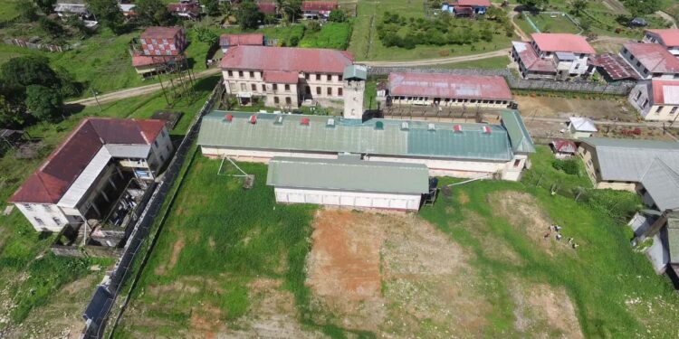 Venezuelan woman in custody as manhunt on for prison escapee.