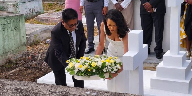 Queen’s College 180th Anniversary Kicks Off with Wreath-Laying Ceremony